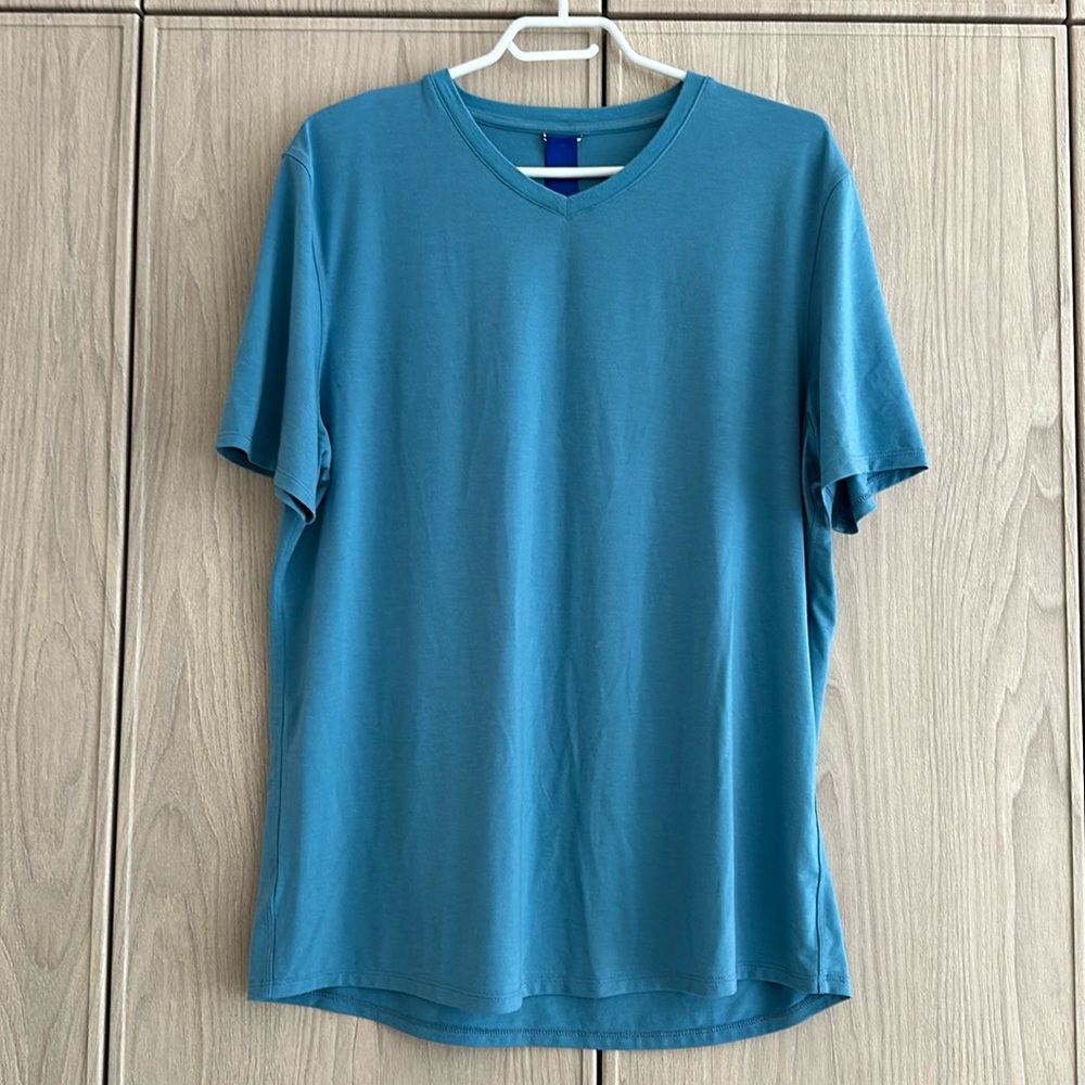 Men’s Kit and Ace V-Neck tee